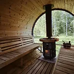 Tatil Evi Hazel Hut - Spacious Fenced Yard, Sauna, 2-bedroom *