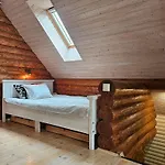 Hazel Hut - Spacious Fenced Yard, Sauna, 2-bedroom Hébergement de vacances *