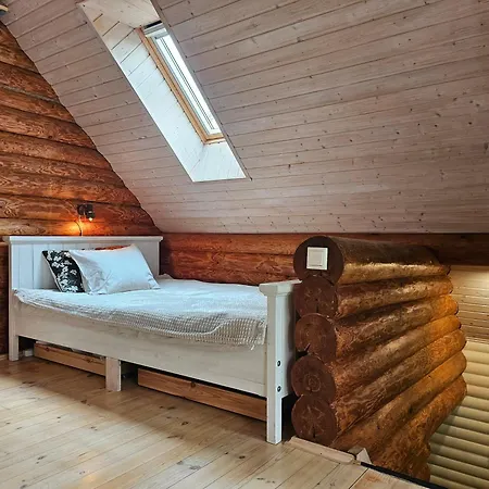 Hazel Hut - Spacious Fenced Yard, Sauna, 2-bedroom Holiday home *