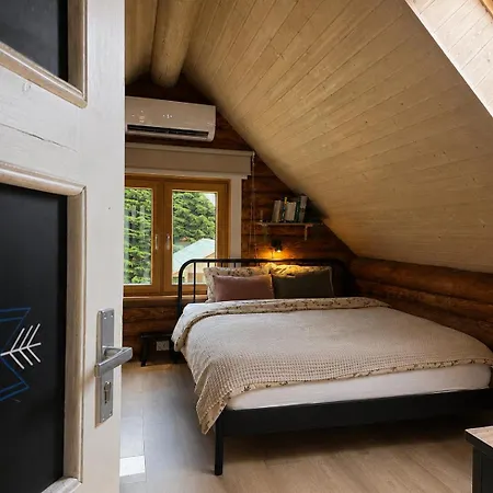 Hazel Hut - Spacious Fenced Yard, Sauna, 2-bedroom