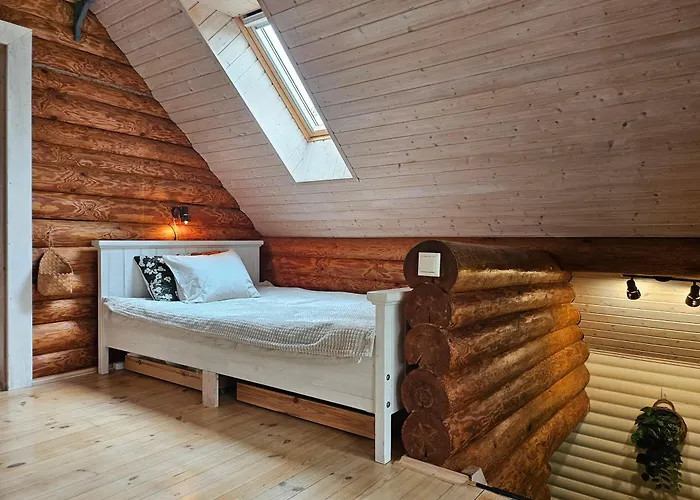 Hazel Hut - Spacious Fenced Yard, Sauna, 2-bedroom Holiday home *